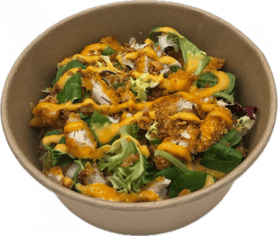 SALADE BRÉSILIENNE🇧🇷: Salade, poulet pané chaud, sauce brésilienne, oignon rouge, oignons frits