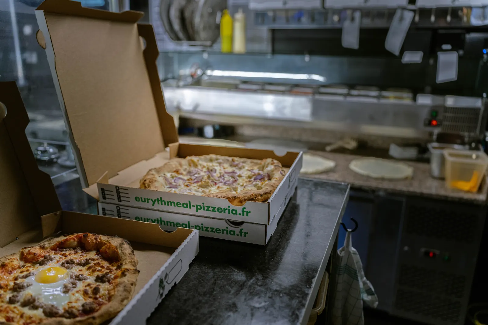 Pizza Euryth'meal dans sa boîte ouverte, prête à être emportée