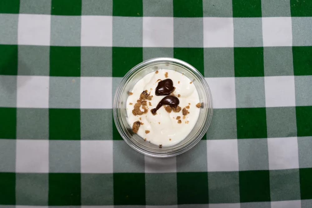 Tiramisu maison sur nappe vichy verte