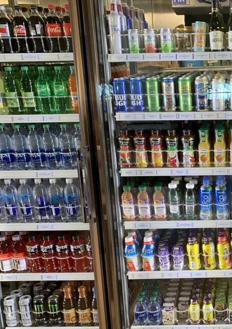 Boissons fraîches au frigo du restaurant